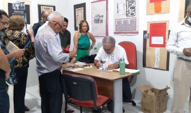 "Nas Asas da Poesia: A Noite Encantada do Lançamento de 'De Dentro de Mim Partiu a Última Caravela'"