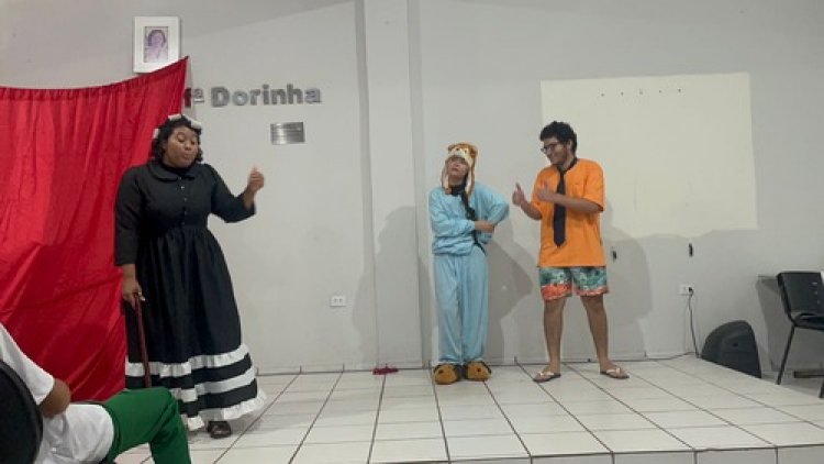 Grupo Personas leva espetáculo "O causo do ET de galinha" à Escola CETI Governador Freitas Neto, em Teresina