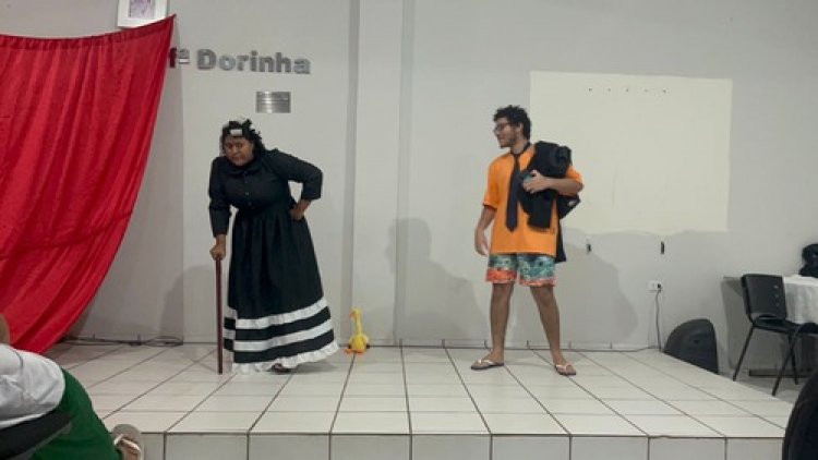 Grupo Personas leva espetáculo "O causo do ET de galinha" à Escola CETI Governador Freitas Neto, em Teresina