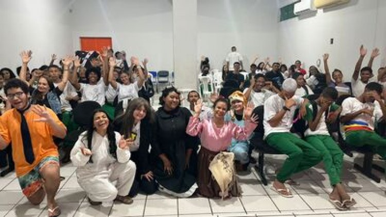 Grupo Personas leva espetáculo "O causo do ET de galinha" à Escola CETI Governador Freitas Neto, em Teresina
