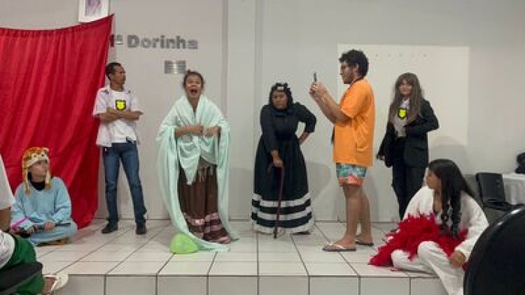 Grupo Personas leva espetáculo "O causo do ET de galinha" à Escola CETI Governador Freitas Neto, em Teresina