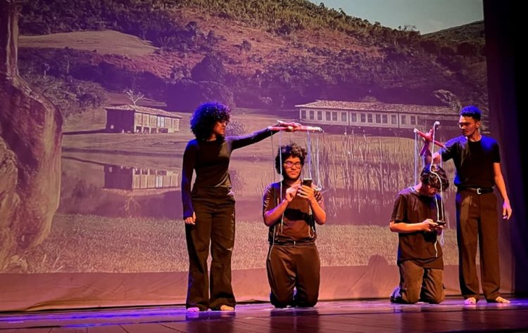 Teatro e reflexão social marcam abertura do encerramento do semestre das Oficinas Artísticas do Teatro João Paulo II