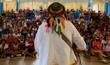Palhaço Pancinha leva alegria, música e consciência ambiental à Escola Municipal Santa Maria da Codipi, em Teresina