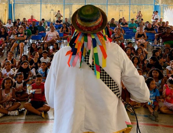 Palhaço Pancinha leva alegria, música e consciência ambiental à Escola Municipal Santa Maria da Codipi, em Teresina
